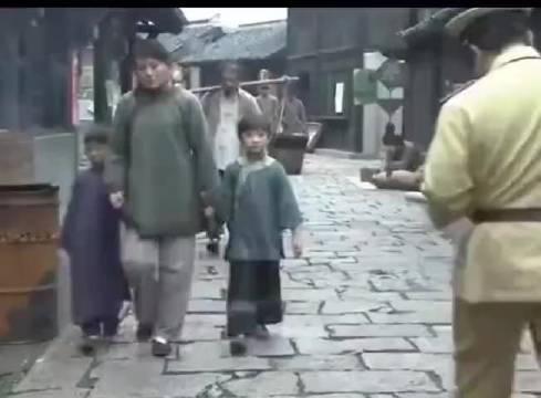 看小女孩的机智是如何对付人贩子的